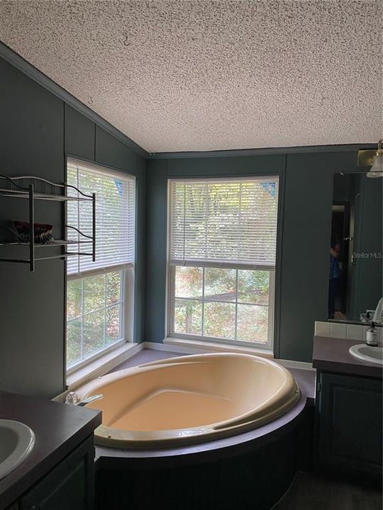 For Sale: $279,500 (4 beds, 2 baths, 2144 Square Feet)