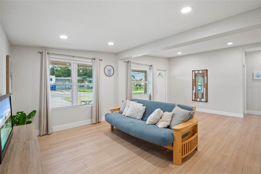 For Sale: $375,000 (2 beds, 1 baths, 1030 Square Feet)