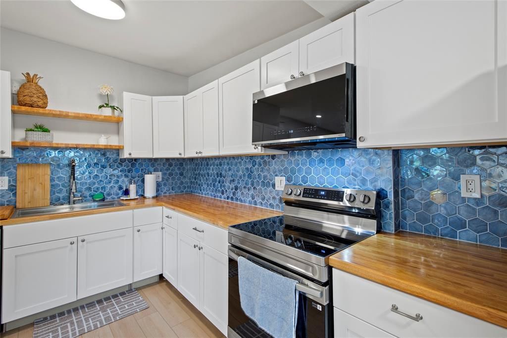 For Sale: $375,000 (2 beds, 1 baths, 1030 Square Feet)