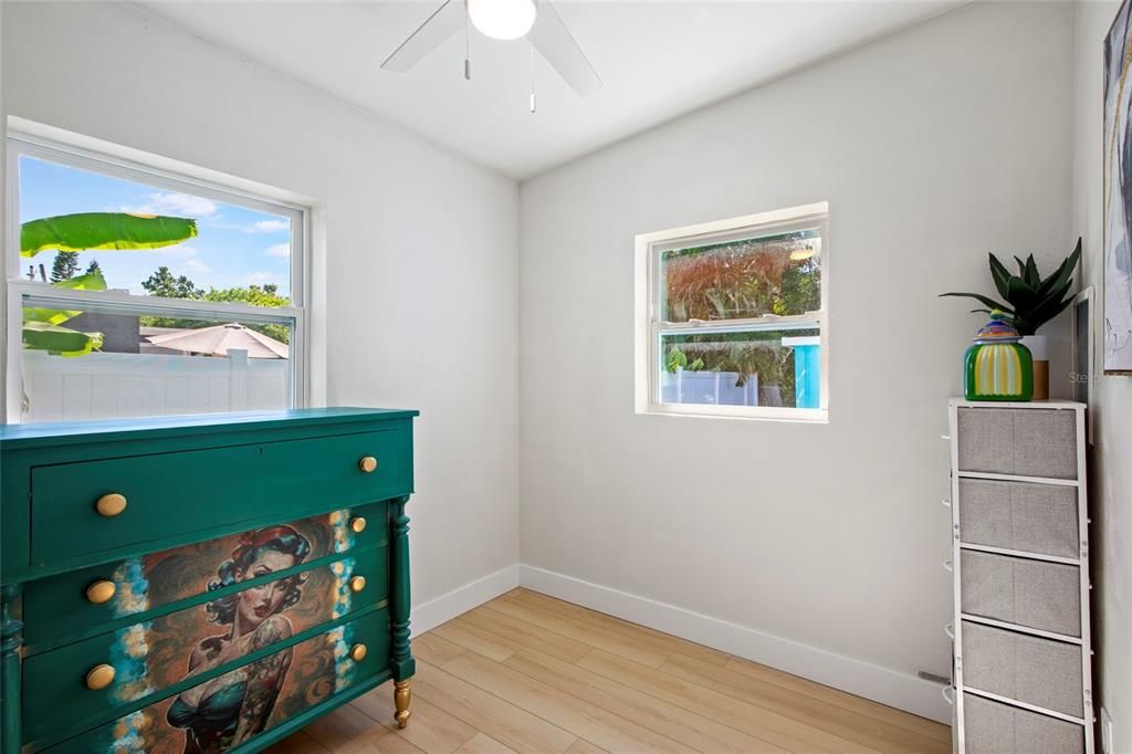 For Sale: $375,000 (2 beds, 1 baths, 1030 Square Feet)