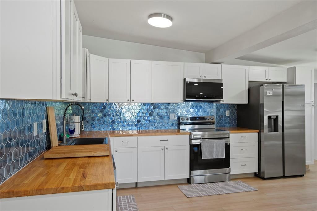 For Sale: $375,000 (2 beds, 1 baths, 1030 Square Feet)