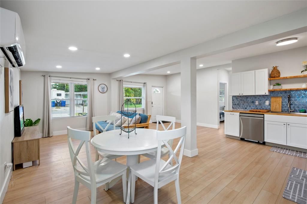 For Sale: $375,000 (2 beds, 1 baths, 1030 Square Feet)