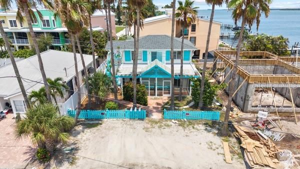 Active With Contract: $1,499,000 (2 beds, 3 baths, 1696 Square Feet)