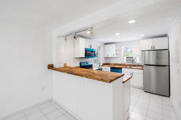 Active With Contract: $1,499,000 (2 beds, 3 baths, 1696 Square Feet)