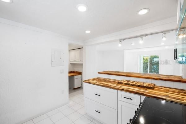 Active With Contract: $1,499,000 (2 beds, 3 baths, 1696 Square Feet)