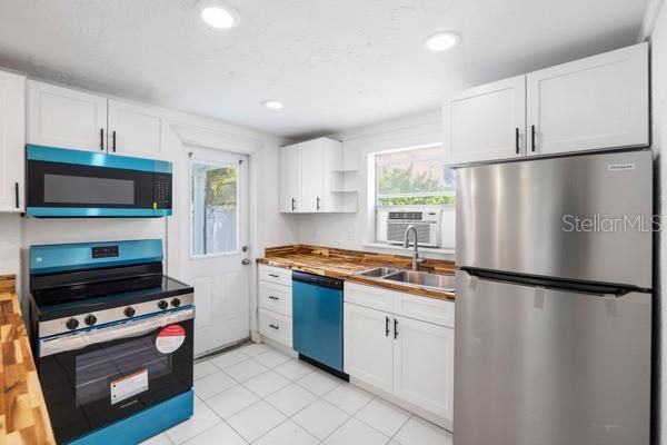 Active With Contract: $1,499,000 (2 beds, 3 baths, 1696 Square Feet)