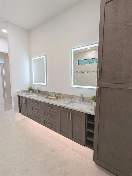 En Venta: $2,499,000 (5 camas, 5 baños, 4623 Pies cuadrados)
