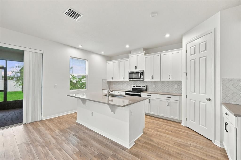 En Venta: $535,000 (3 camas, 2 baños, 2373 Pies cuadrados)