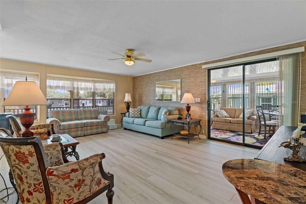 Active With Contract: $154,000 (2 beds, 2 baths, 1104 Square Feet)