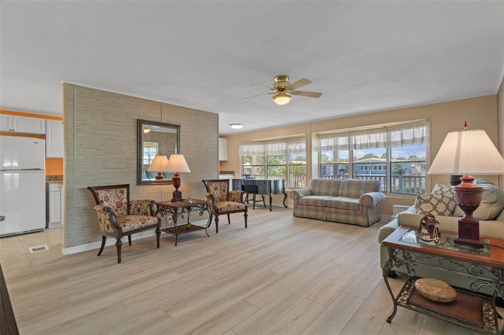 Active With Contract: $154,000 (2 beds, 2 baths, 1104 Square Feet)