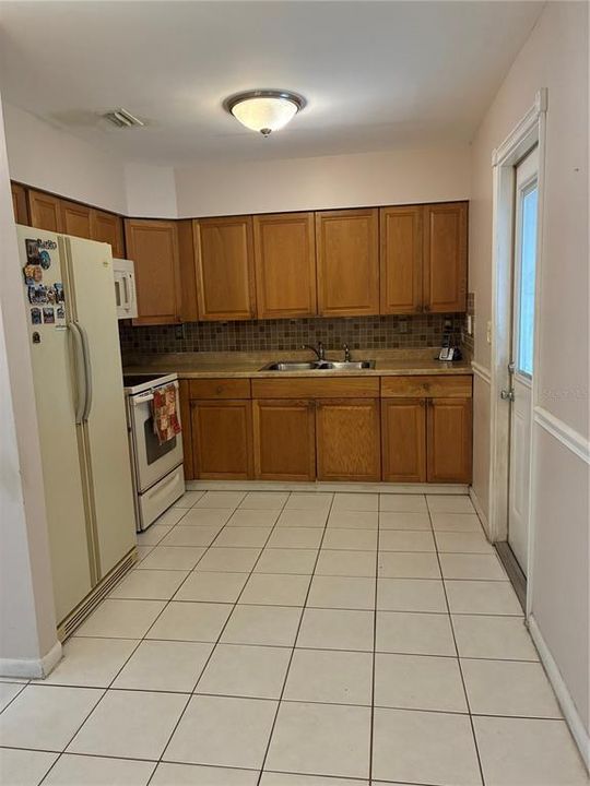 For Sale: $285,000 (3 beds, 1 baths, 1098 Square Feet)