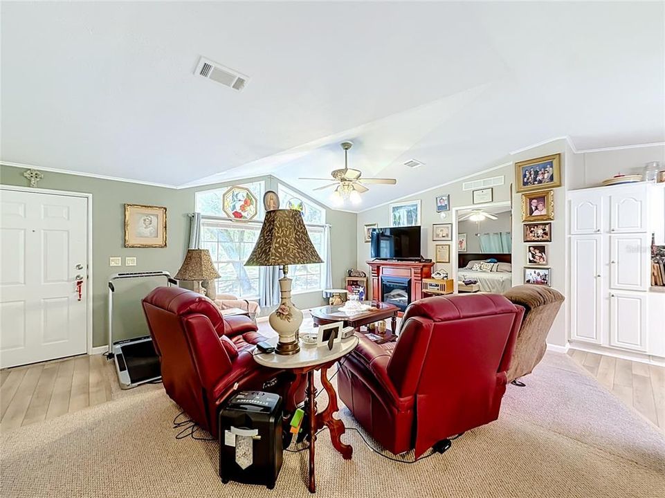 For Sale: $234,900 (3 beds, 2 baths, 1404 Square Feet)
