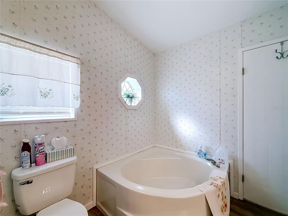 For Sale: $234,900 (3 beds, 2 baths, 1404 Square Feet)