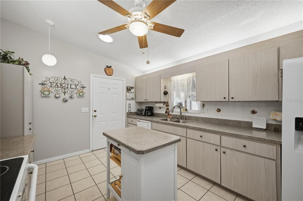 For Sale: $229,900 (2 beds, 2 baths, 1356 Square Feet)