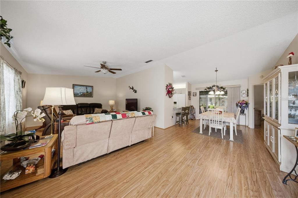 For Sale: $229,900 (2 beds, 2 baths, 1356 Square Feet)
