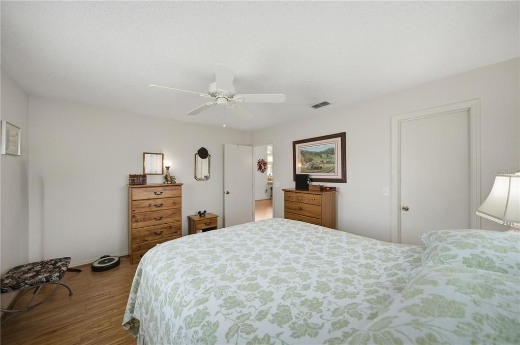 For Sale: $229,900 (2 beds, 2 baths, 1356 Square Feet)