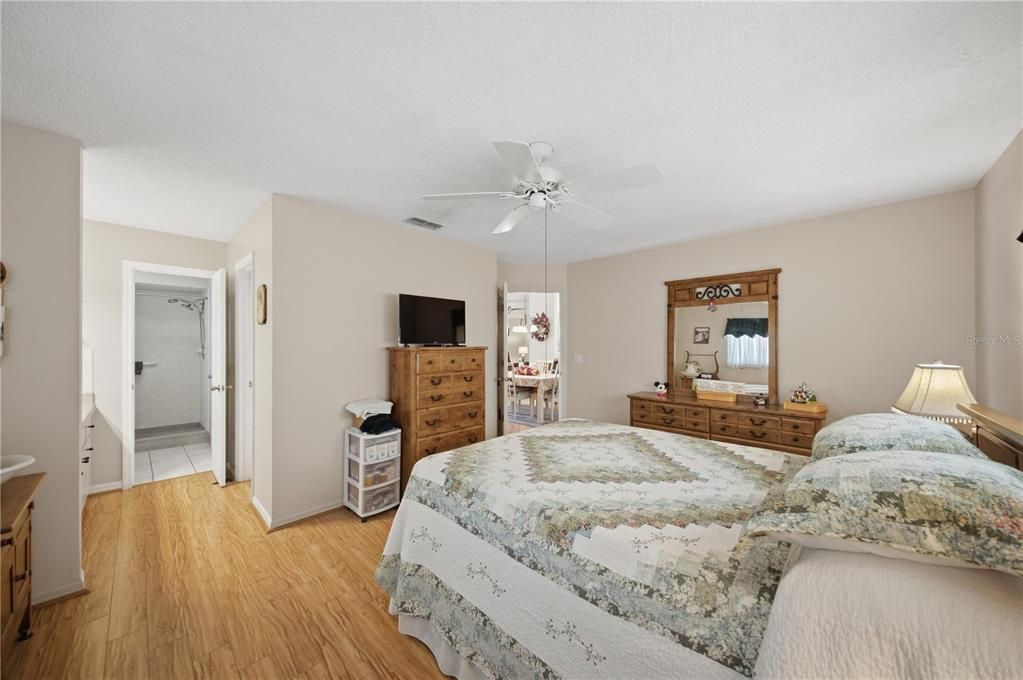 For Sale: $229,900 (2 beds, 2 baths, 1356 Square Feet)