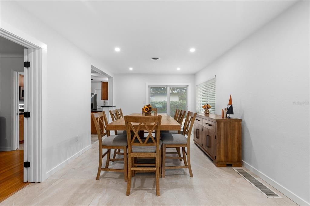 En Venta: $565,000 (3 camas, 3 baños, 1921 Pies cuadrados)