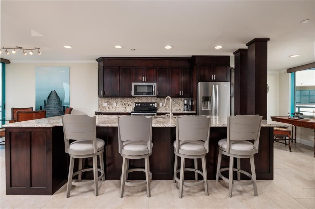 For Sale: $1,165,000 (2 beds, 2 baths, 1579 Square Feet)