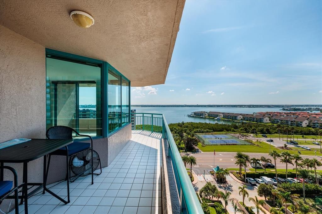 For Sale: $1,165,000 (2 beds, 2 baths, 1579 Square Feet)