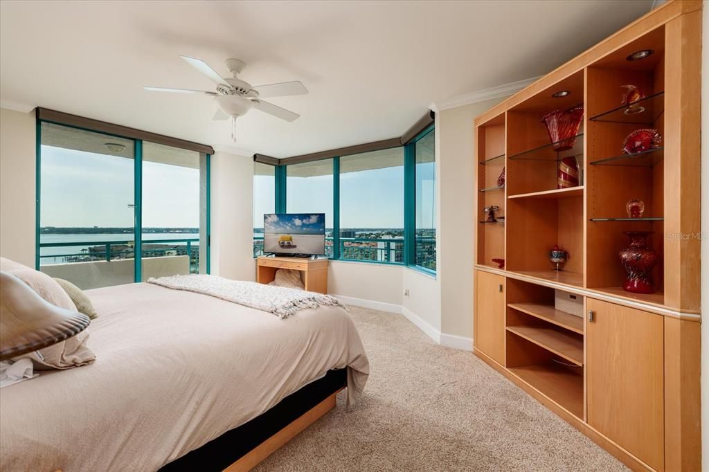 For Sale: $1,165,000 (2 beds, 2 baths, 1579 Square Feet)