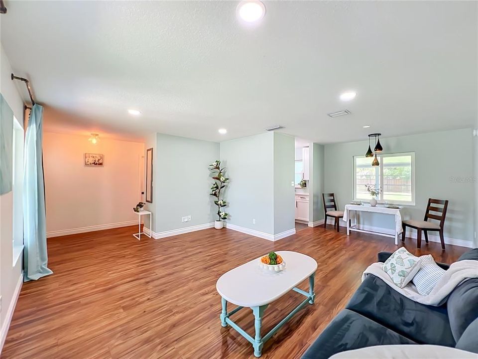 Activo con contrato: $334,999 (3 camas, 2 baños, 1398 Pies cuadrados)