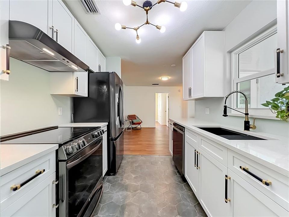 Activo con contrato: $334,999 (3 camas, 2 baños, 1398 Pies cuadrados)