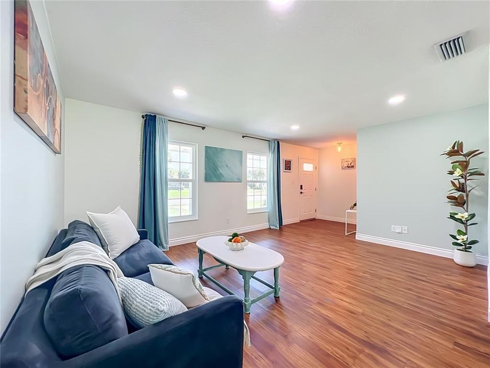 Activo con contrato: $334,999 (3 camas, 2 baños, 1398 Pies cuadrados)
