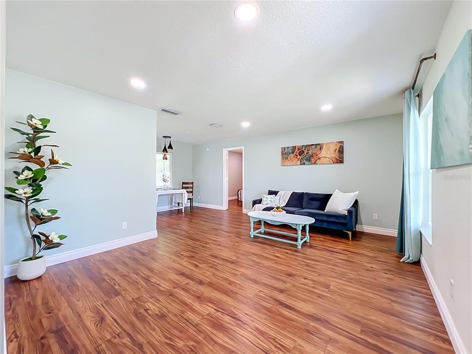 Activo con contrato: $334,999 (3 camas, 2 baños, 1398 Pies cuadrados)