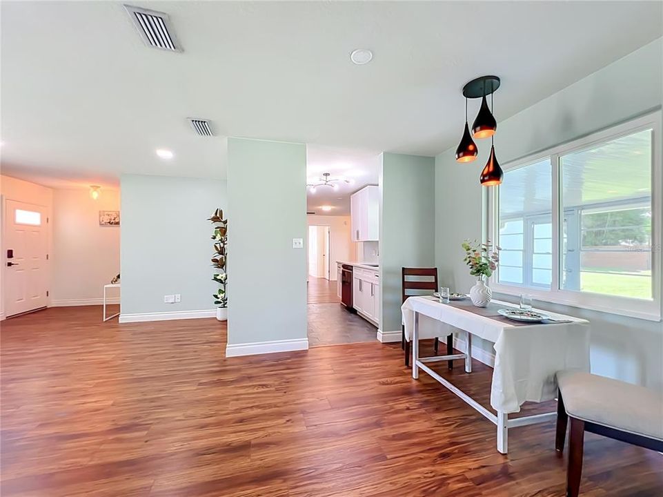 Activo con contrato: $334,999 (3 camas, 2 baños, 1398 Pies cuadrados)