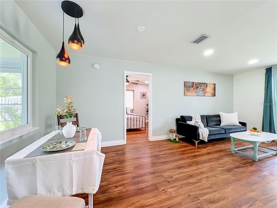 Activo con contrato: $334,999 (3 camas, 2 baños, 1398 Pies cuadrados)