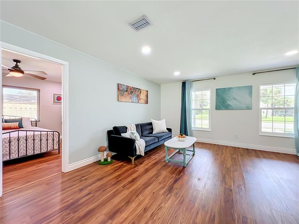 Activo con contrato: $334,999 (3 camas, 2 baños, 1398 Pies cuadrados)