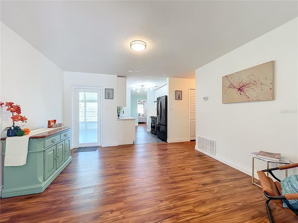 Activo con contrato: $334,999 (3 camas, 2 baños, 1398 Pies cuadrados)