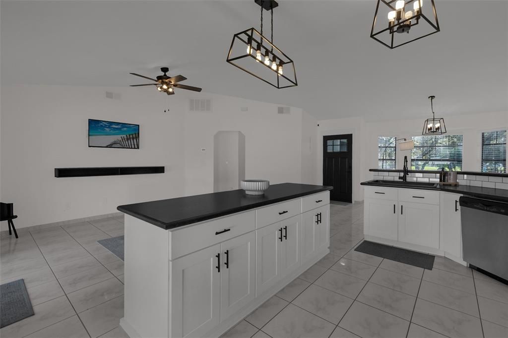En Venta: $299,000 (3 camas, 2 baños, 1302 Pies cuadrados)
