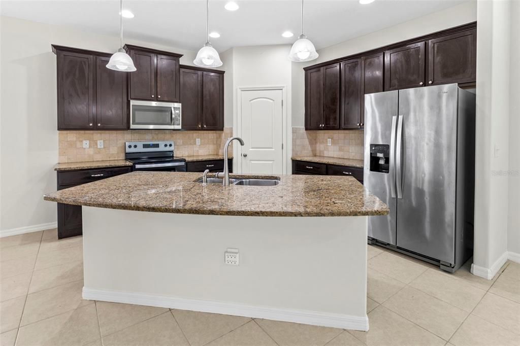 En Venta: $399,900 (4 camas, 2 baños, 2466 Pies cuadrados)