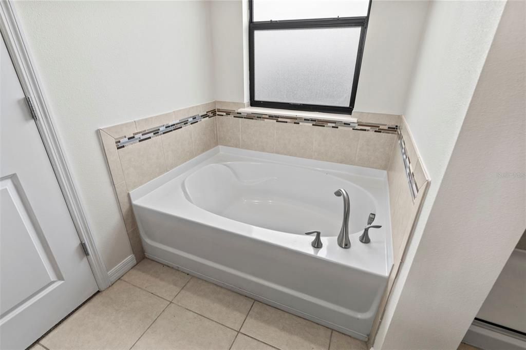 En Venta: $399,900 (4 camas, 2 baños, 2466 Pies cuadrados)