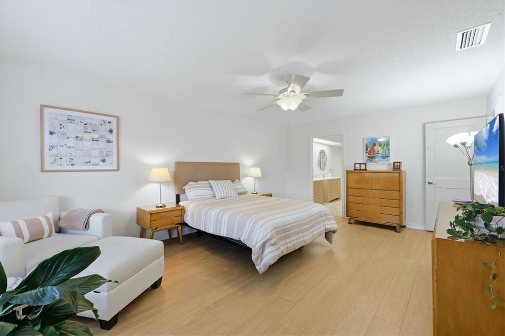 For Sale: $425,000 (2 beds, 2 baths, 1956 Square Feet)