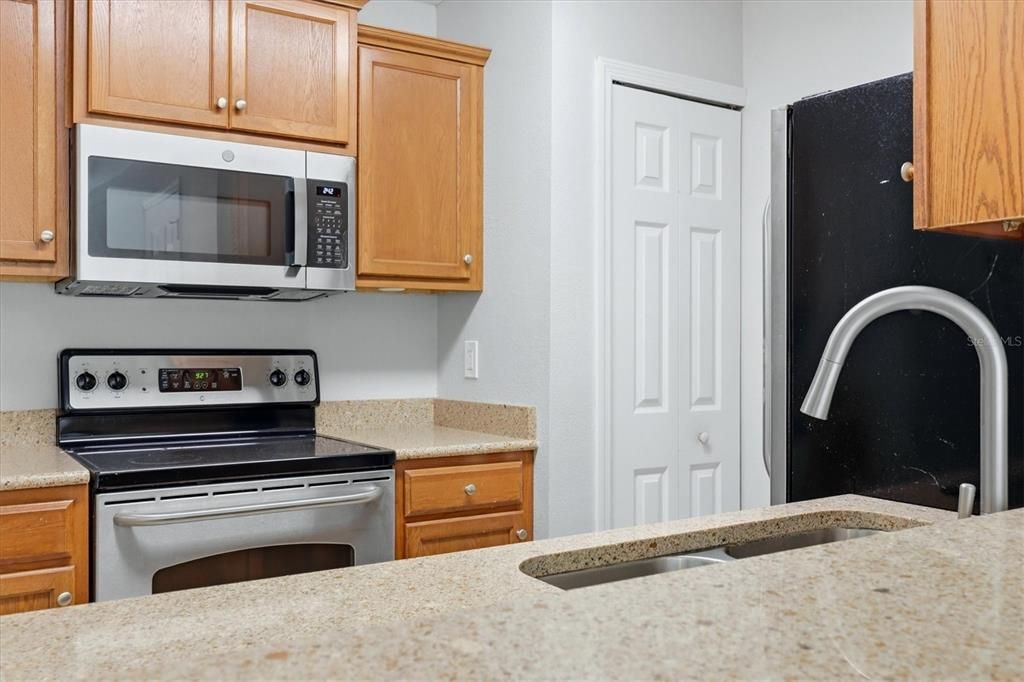 For Sale: $169,000 (1 beds, 1 baths, 688 Square Feet)