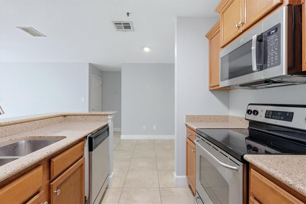 For Sale: $169,000 (1 beds, 1 baths, 688 Square Feet)