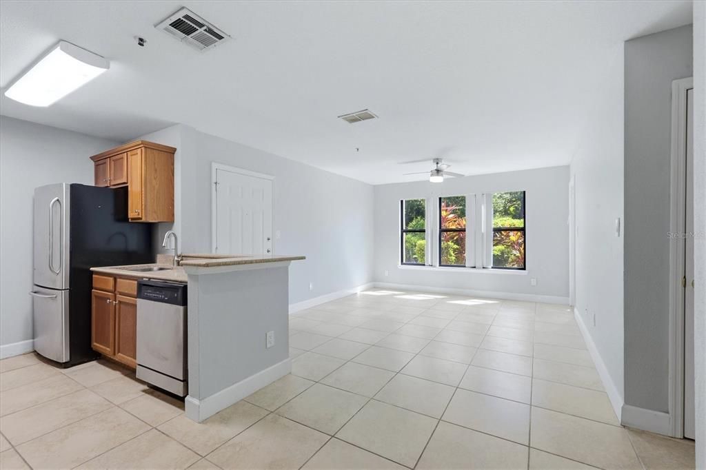 For Sale: $169,000 (1 beds, 1 baths, 688 Square Feet)