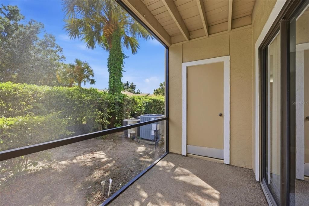 For Sale: $169,000 (1 beds, 1 baths, 688 Square Feet)