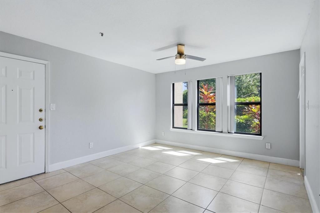 For Sale: $169,000 (1 beds, 1 baths, 688 Square Feet)