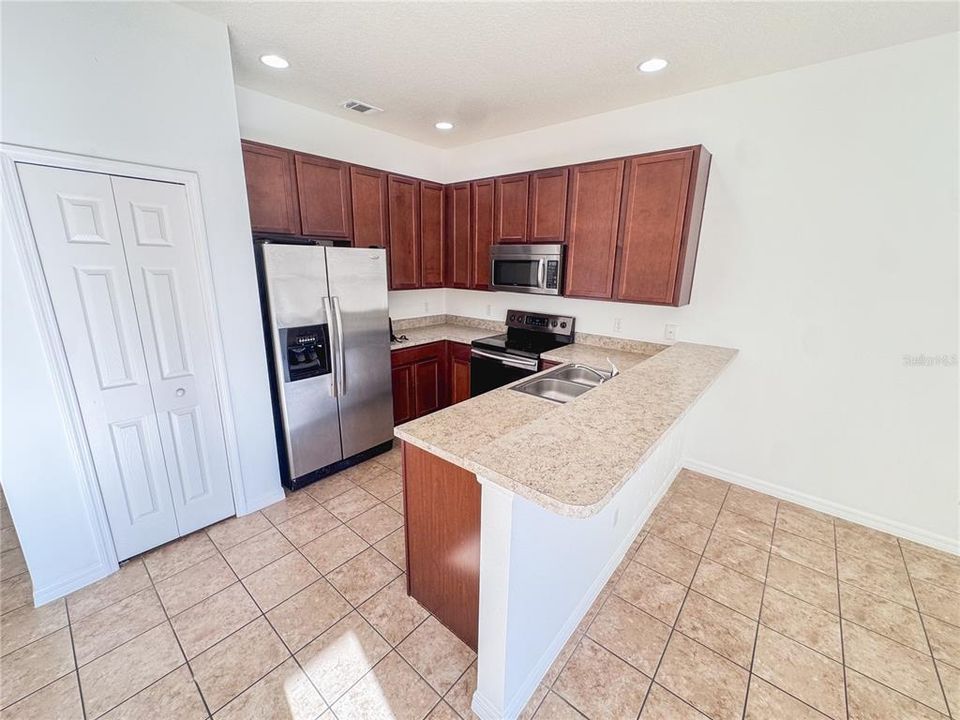 For Sale: $289,000 (2 beds, 2 baths, 1402 Square Feet)