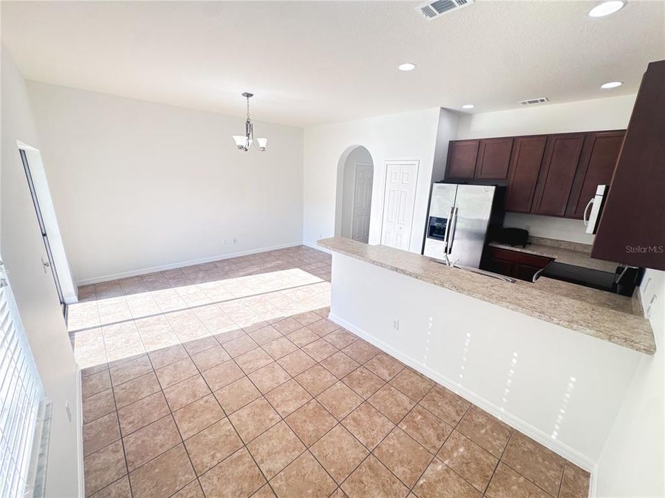 For Sale: $289,000 (2 beds, 2 baths, 1402 Square Feet)