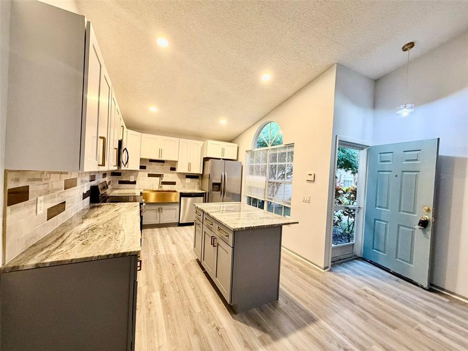 For Sale: $279,900 (2 beds, 2 baths, 1129 Square Feet)