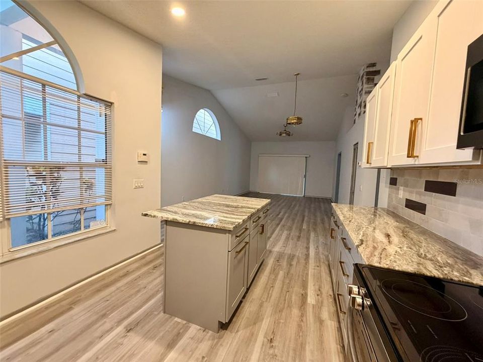 For Sale: $279,900 (2 beds, 2 baths, 1129 Square Feet)