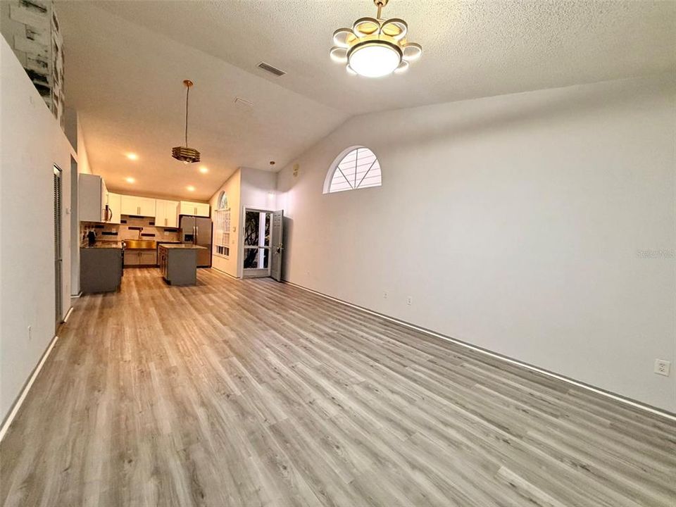For Sale: $279,900 (2 beds, 2 baths, 1129 Square Feet)