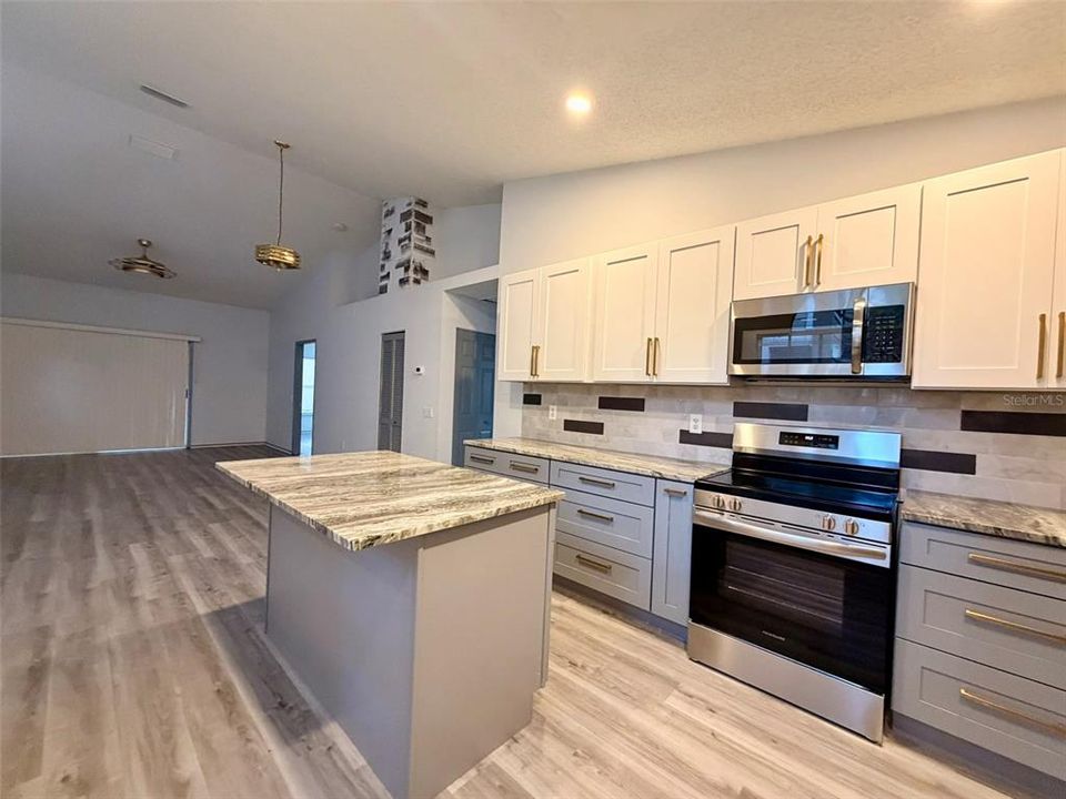 For Sale: $279,900 (2 beds, 2 baths, 1129 Square Feet)
