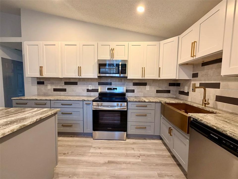 For Sale: $279,900 (2 beds, 2 baths, 1129 Square Feet)