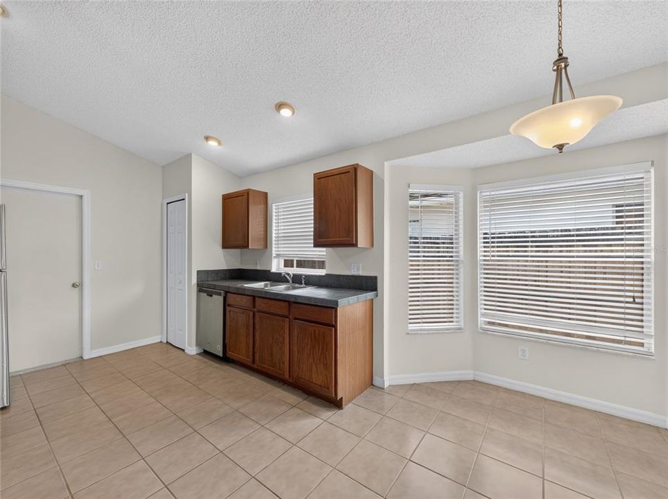 Active With Contract: $350,000 (3 beds, 2 baths, 1564 Square Feet)